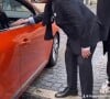 On y voit François Hollande discuter avec des passants, serrer la main d'automobilistes et prendre des selfies.
François Hollande et Julie Gayet à Bourges, le vendredi 26 avril 2024. Crédit : Compte TikTok de François Hollande