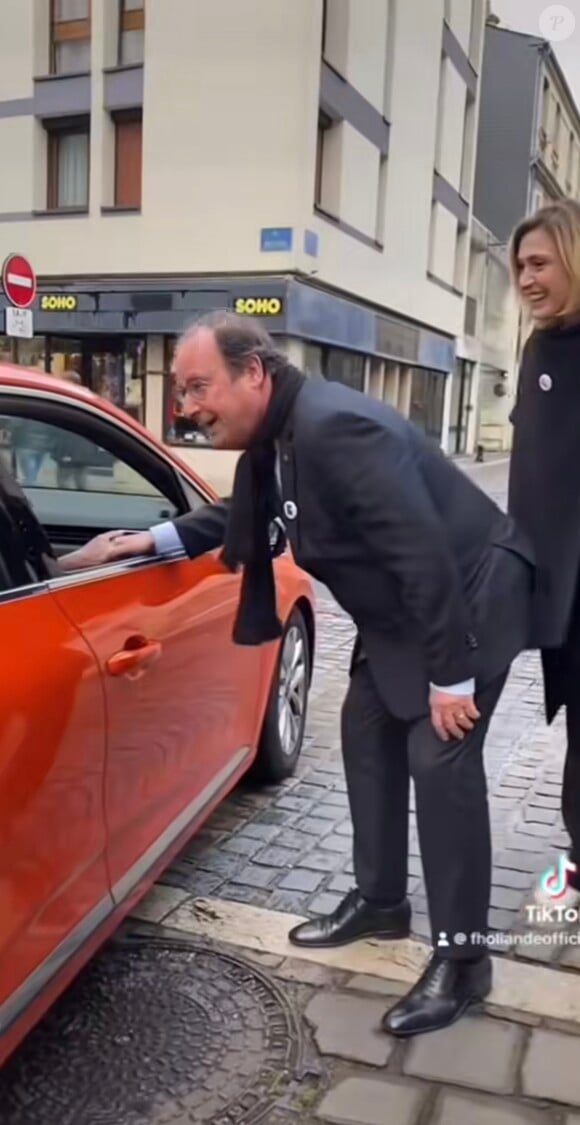 On y voit François Hollande discuter avec des passants, serrer la main d'automobilistes et prendre des selfies.
François Hollande et Julie Gayet à Bourges, le vendredi 26 avril 2024. Crédit : Compte TikTok de François Hollande