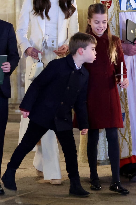 Puis de cette photo où on le voit souffler le cierge de sa soeur pendant le concert de Noël.
La princesse Charlotte de Galles et le prince Louis de Galles, à la sortie du traditionnel concert de Noël "Together At Christmas" à l'abbaye de Westminster à Londres, Royaume Uni, le 8 décembre 2023. 