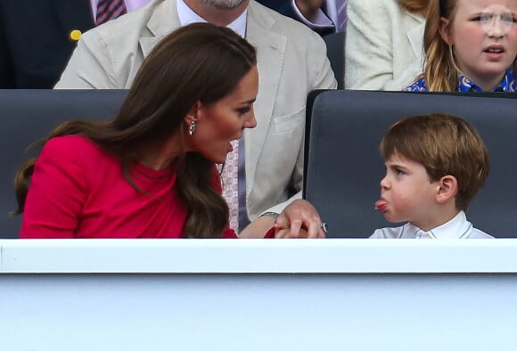 Le prince Louis de Cambridge et Catherine Kate Middleton, duchesse de Cambridge - La famille royale au balcon du palais de Buckingham lors de la parade de clôture de festivités du jubilé de la reine à Londres le 5 juin 2022.