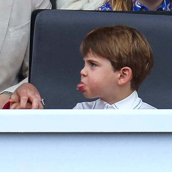 Le prince Louis de Cambridge et Catherine Kate Middleton, duchesse de Cambridge - La famille royale au balcon du palais de Buckingham lors de la parade de clôture de festivités du jubilé de la reine à Londres le 5 juin 2022.