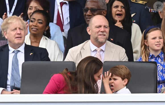 On se souvient de son agitation lors du jubilé de la reine en 2022.
Boris Johnson, Kate Catherine Middleton, duchesse de Cambridge et leurs enfants, le prince Louis, Mike Tindall, Mia Tindall - La famille royale d'Angleterre lors de la parade devant le palais de Buckingham, à l'occasion du jubilé de la reine d'Angleterre. le 5 juin 2022