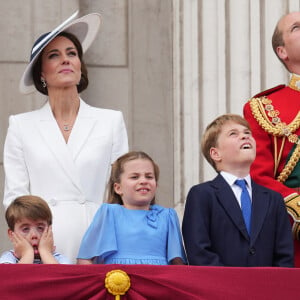 Récemment, sa soeur Charlotte a reçu quelques présents lors d'une visite de coulisses d'une célèbre émission 
Catherine Kate Middleton, duchesse de Cambridge, le prince William, duc de Cambridge et leurs enfants, le prince Louis, le prince George et la princesse Charlotte - Les membres de la famille royale regardent le défilé Trooping the Colour depuis un balcon du palais de Buckingham à Londres lors des célébrations du jubilé de platine de la reine le 2 juin 2022. 