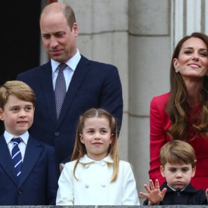 Le prince William, duc de Cambridge, Catherine Kate Middleton, duchesse de Cambridge et leurs enfants le prince George, la princesse Charlotte et le prince Louis - La famille royale au balcon du palais de Buckingham lors de la parade de clôture de festivités du jubilé de la reine à Londres le 5 juin 2022.
