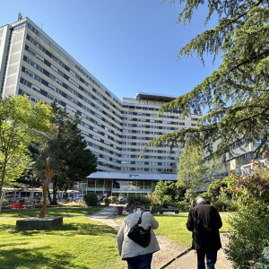 Exclusif - Illustration du CHU de Bordeaux ou le chanteur Kendji Girac est hospitalisé le 22 avril 2024. Le chanteur Kendji Girac a été blessé par balle au niveau de la poitrine dans la nuit de dimanche à lundi sur une aire de communauté de gens du voyage à Biscarosse dans les Landes (route de Parentis-en-Born, sur la D652). Transporté en urgence à l’hôpital, son pronostic vital n’était plus engagé en début de matinée. Les faits ont eu lieu sur l'aire d'accueil des gens du voyage de Biscarrosse. Les gendarmes ont été appelés aux alentours de 5h30. On ne connaît pas encore les circonstances des faits. Sur place, une vingtaine de personnes affirmaient qu’il ne s’était rien passé. Ils refusaient également de donner la moindre information. © Patrick Bernard/Bestimage 