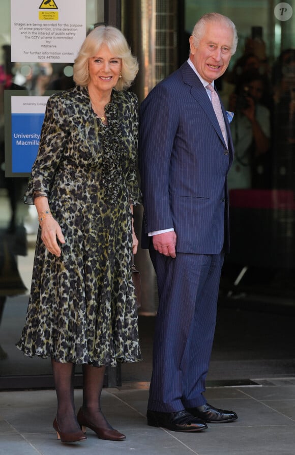 Le roi Charles III d'Angleterre et la reine consort Camilla visitent le University College Hospital Macmillan Cancer Centre à Londres le 30 avril 2024. 
