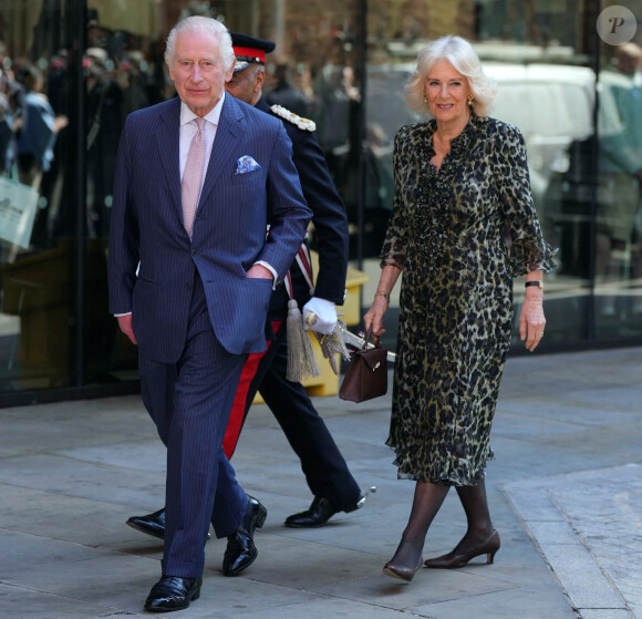 Le roi Charles III d'Angleterre et la reine consort Camilla visitent le University College Hospital Macmillan Cancer Centre à Londres le 30 avril 2024. 