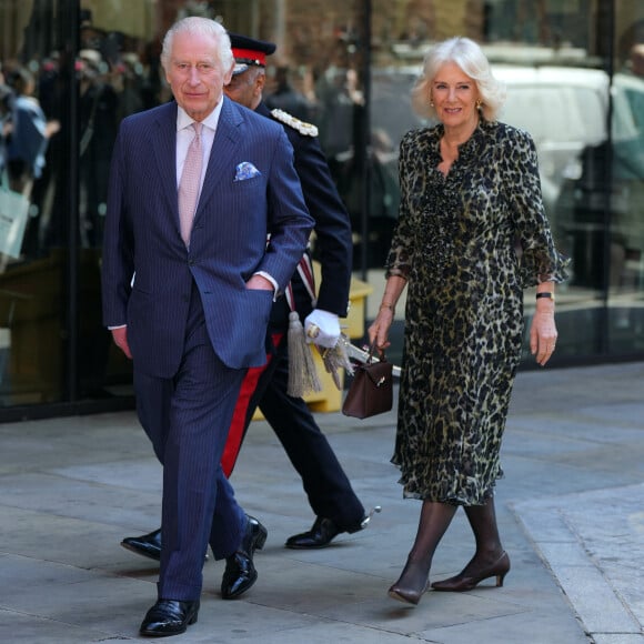 Le roi Charles III d'Angleterre et la reine consort Camilla visitent le University College Hospital Macmillan Cancer Centre à Londres le 30 avril 2024. 