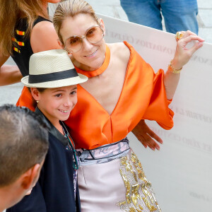 Céline Dion à la sortie de l'hôtel Le Royal Monceau à Paris, France, le 9 juillet 2017. Céline est très proche de ses fans et ses fans lui rendent bien, ils se sont cotisés pour lui remettre un chèque de 700€ pour sa fondation Céline Dion, puis elle sort par le toit ouvrant de sa voiture pour saluer la foule.