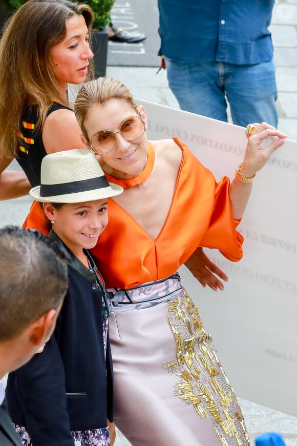 Céline Dion à la sortie de l'hôtel Le Royal Monceau à Paris, France, le 9 juillet 2017. Céline est très proche de ses fans et ses fans lui rendent bien, ils se sont cotisés pour lui remettre un chèque de 700€ pour sa fondation Céline Dion, puis elle sort par le toit ouvrant de sa voiture pour saluer la foule.