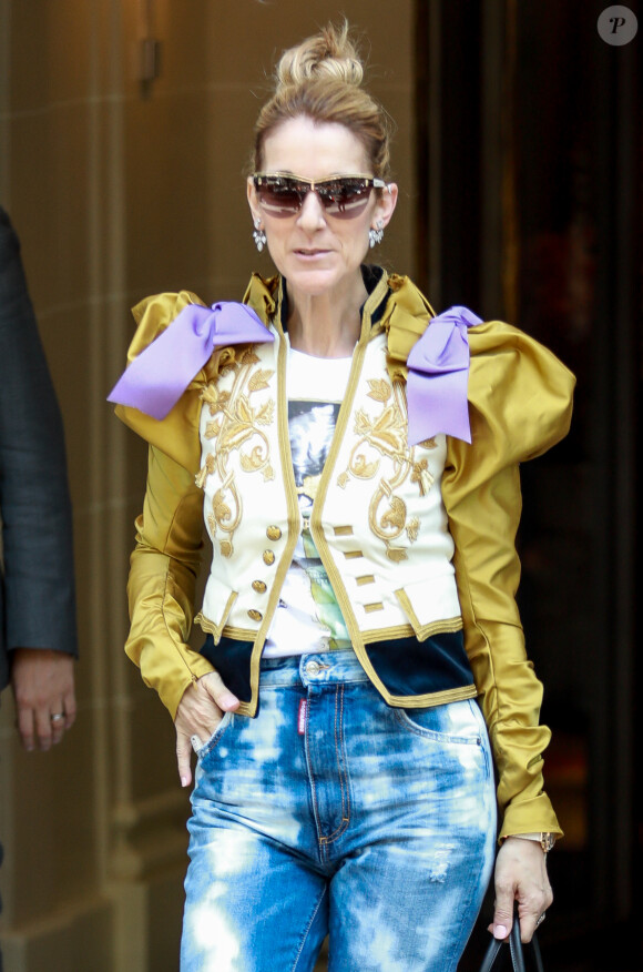 Céline Dion à la sortie de l'hôtel Le Royal Monceau à Paris, France, le 8 juillet 2017. Céline est très proche de ses fans, elle fait une séance de dédicaces et de selfies avec des enfants puis elle sort par le toit ouvrant de sa voiture pour les saluer la foule.