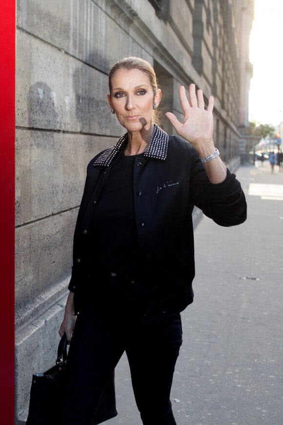 Céline Dion dîne avec son danseur Pepe Munoz et un ami au restaurant "Chez Loulou" au musée des arts décoratifs à Paris le 7 juillet 2017.