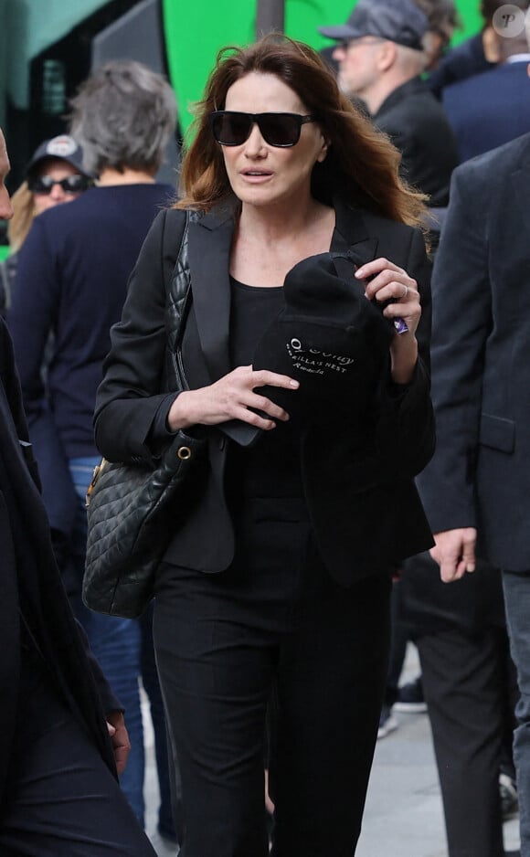 Carla Bruni-Sarkozy - Arrivées aux obsèques de Jean-Yves Le Fur en l'église Saint-Roch à Paris, le 6 avril 2024. © Jacovides / Moreau / Bestimage