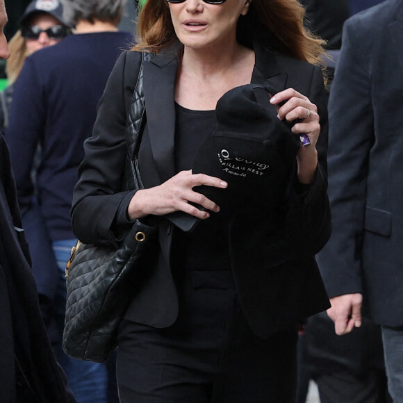 Carla Bruni-Sarkozy - Arrivées aux obsèques de Jean-Yves Le Fur en l'église Saint-Roch à Paris, le 6 avril 2024. © Jacovides / Moreau / Bestimage