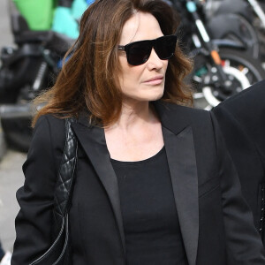 Carla Bruni - Arrivées aux obsèques de Jean-Yves Le Fur en l'église Saint-Roch à Paris, le 6 avril 2024.