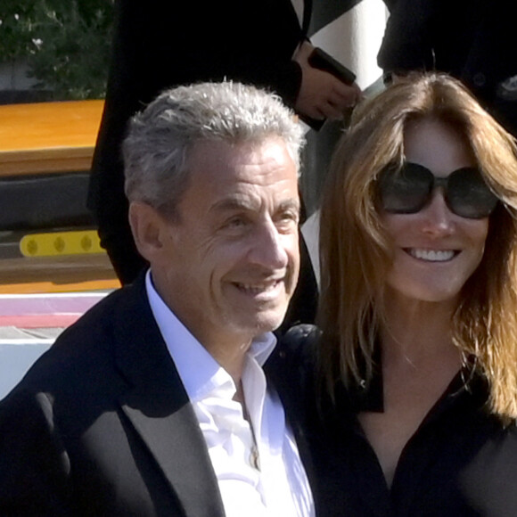 L'ancien président français Nicolas Sarkozy et sa femme Carla Bruni-Sarkozy arrivent à l'aéroport de Venise-Marco Polo et prennent un bateau-taxi lors du 80ème festival international du film de Venise, La Mostra, à Venise, Italie, le 2 septembre 2023. © Action Press/Bestimage