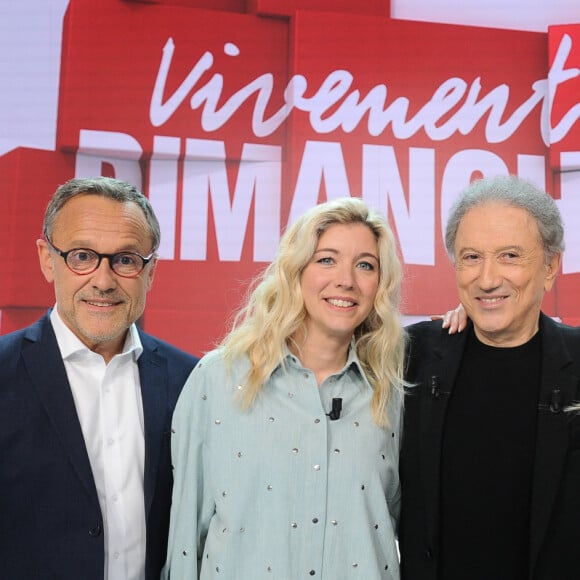 Exclusif - Emmanuel Chaunu, Mélodie Fontaine, Michel Drucker et Adriana Karembeu - Enregistrement de l'émission "Vivement Dimanche" au Studio Gabriel à Paris, présentée par M.Drucker et diffusée le 5 mai sur France 3. Le 29 avril 2024 © Guillaume Gaffiot / Bestimage  Exclusive - No Web No Blog pour Belgique et Suisse