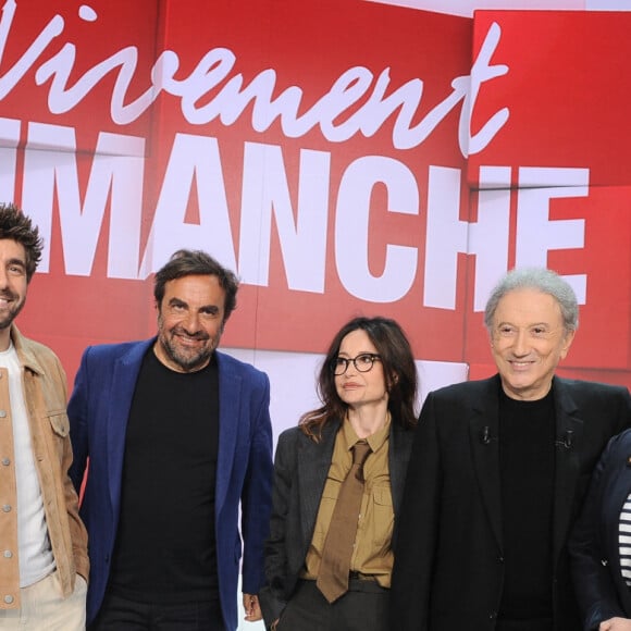 Exclusif - Jérémy Banster, Agustin Galinana, André Manoukian, Evelyne Bouix, Michel Drucker, Elodie Poux et Viktor Vincent - Enregistrement de l'émission "Vivement Dimanche" au Studio Gabriel à Paris, présentée par M.Drucker et diffusée le 5 mai sur France 3. Le 29 avril 2024 © Guillaume Gaffiot / Bestimage