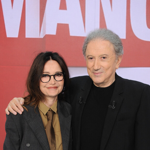 Exclusif - Evelyne Bouix et Michel Drucker - Enregistrement de l'émission "Vivement Dimanche" au Studio Gabriel à Paris, présentée par M.Drucker et diffusée le 5 mai sur France 3. Le 29 avril 2024 © Guillaume Gaffiot / Bestimage