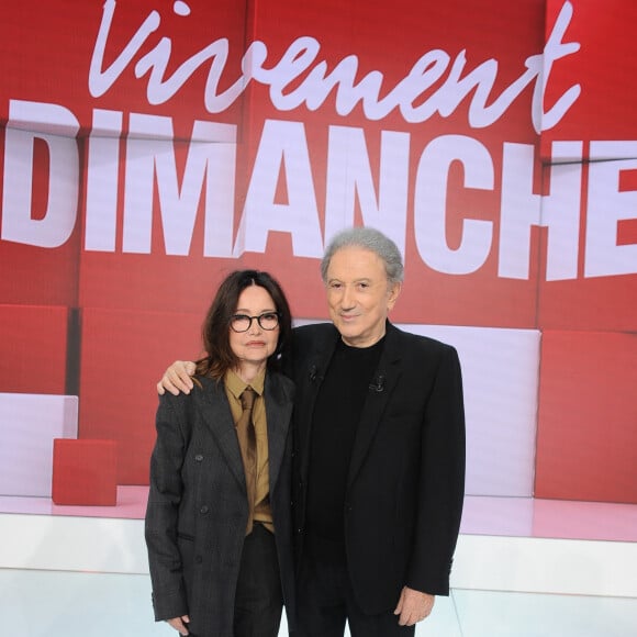 Exclusif - Evelyne Bouix et Michel Drucker - Enregistrement de l'émission "Vivement Dimanche" au Studio Gabriel à Paris, présentée par M.Drucker et diffusée le 5 mai sur France 3. Le 29 avril 2024 © Guillaume Gaffiot / Bestimage