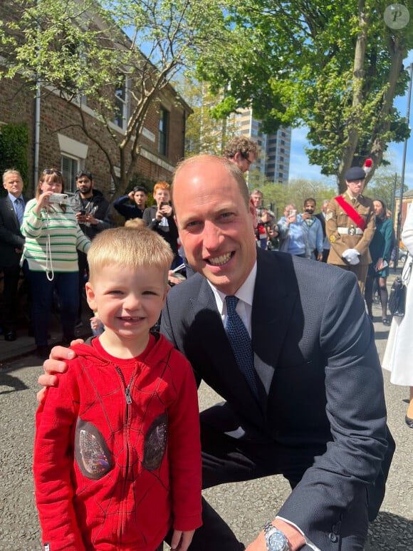 Le prince William, prince de Galles, visite James' Place à Newcastle, Royaume Uni, le 30 avril 2024, un centre de prévention du suicide proposant une thérapie gratuite aux hommes suicidaires du Nord-Est. Une petite foule s'était rassemblée dehors pour accueillir le prince.