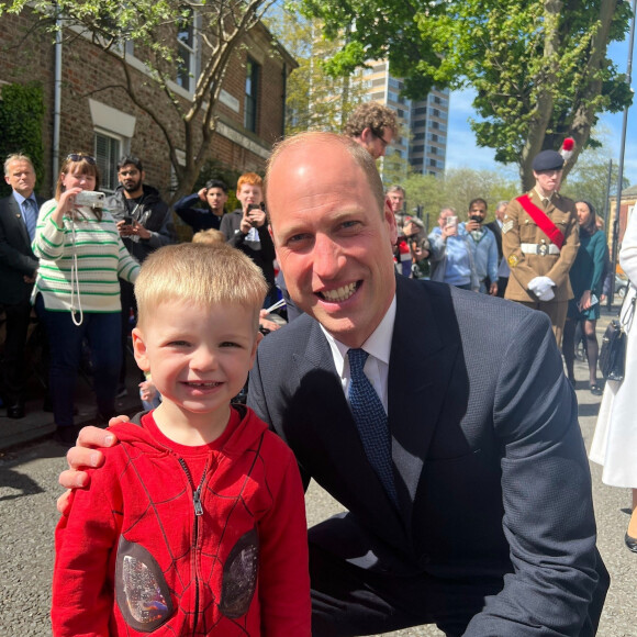 Le prince William, prince de Galles, visite James' Place à Newcastle, Royaume Uni, le 30 avril 2024, un centre de prévention du suicide proposant une thérapie gratuite aux hommes suicidaires du Nord-Est. Une petite foule s'était rassemblée dehors pour accueillir le prince.