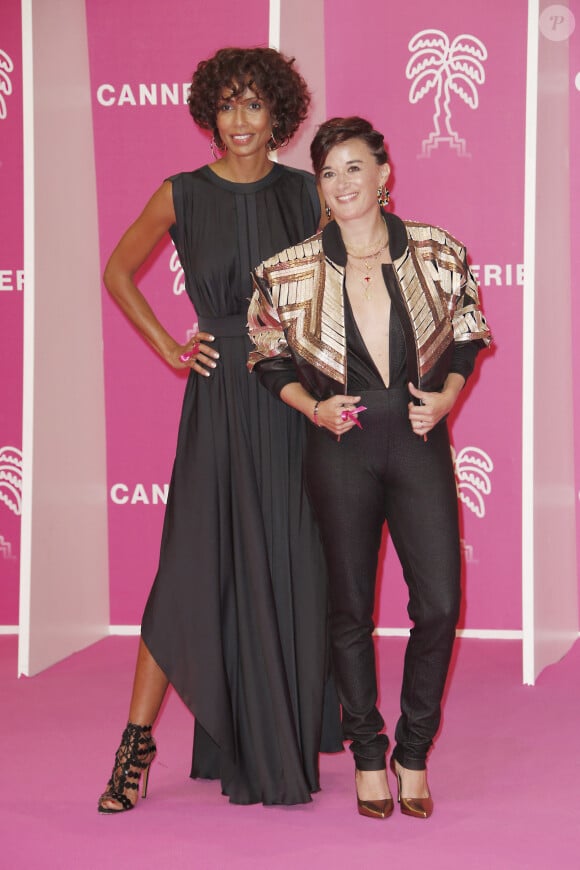 Ce qui ne l'empêche pas de s'éclater avec sa partenaire Sonia Rolland ! 
Sonia Rolland, Béatrice de La Boulaye de la série "Tropiques criminels" - 5ème soirée du 4ème Canneseries au Palais des Festivals à Cannes, le 12 octobre 2021. © Christophe Aubert via Bestimage 