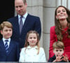 Un choix pour que leurs enfants puissent se sentir "comme tout le monde". 
Le prince William, duc de Cambridge, Catherine Kate Middleton, duchesse de Cambridge et leurs enfants le prince George, la princesse Charlotte et le prince Louis - La famille royale au balcon du palais de Buckingham lors de la parade de clôture de festivités du jubilé de la reine à Londres le 5 juin 2022. 