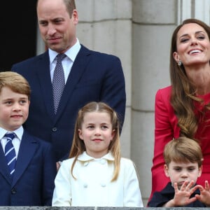 Un choix pour que leurs enfants puissent se sentir "comme tout le monde". 
Le prince William, duc de Cambridge, Catherine Kate Middleton, duchesse de Cambridge et leurs enfants le prince George, la princesse Charlotte et le prince Louis - La famille royale au balcon du palais de Buckingham lors de la parade de clôture de festivités du jubilé de la reine à Londres le 5 juin 2022. 