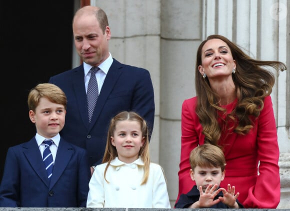 Un choix pour que leurs enfants puissent se sentir "comme tout le monde". 
Le prince William, duc de Cambridge, Catherine Kate Middleton, duchesse de Cambridge et leurs enfants le prince George, la princesse Charlotte et le prince Louis - La famille royale au balcon du palais de Buckingham lors de la parade de clôture de festivités du jubilé de la reine à Londres le 5 juin 2022. 