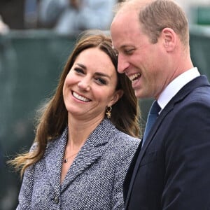 Le prince William, duc de Cambridge, et Catherine (Kate) Middleton, duchesse de Cambridge, assistent à l'ouverture officielle du mémorial Glade of Light à Manchester, Royaume Uni, le 10 mai 2022.