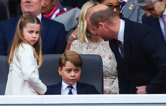 La princesse Charlotte, le prince George et le prince William, duc de Cambridge - La famille royale au balcon du palais de Buckingham lors de la parade de clôture de festivités du jubilé de la reine à Londres le 5 juin 2022. 