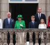 Et qui leur avait permis de se rapprocher d'Elizabeth II. 
Camilla Parker Bowles, duchesse de Cornouailles, Le prince Charles, prince de Galles, La reine Elisabeth II d'Angleterre, le prince William, duc de Cambridge, Catherine Kate Middleton, duchesse de Cambridge et leurs enfants le prince George, la princesse Charlotte et le prince Louis - La famille royale au balcon du palais de Buckingham lors de la parade de clôture de festivités du jubilé de la reine à Londres le 5 juin 2022. 