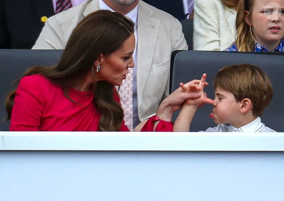 Le prince Louis de Cambridge et Catherine Kate Middleton, duchesse de Cambridge - La famille royale au balcon du palais de Buckingham lors de la parade de clôture de festivités du jubilé de la reine à Londres le 5 juin 2022. 