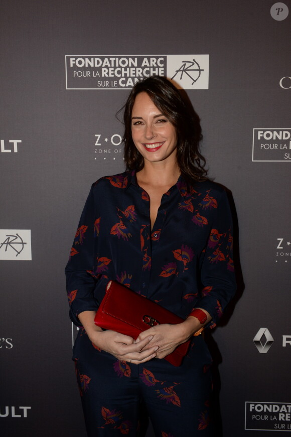 Exclusif - Julia Vignali lors du dîner de la fondation ARC au restaurant de l'hôtel The Peninsula à Paris le 10 octobre 2016. Première fondation française 100% dédiée à la recherche sur le cancer, la Fondation ARC a affecté en effet les recettes de l'édition 2016 autour d'un ambitieux projet de recherche contre les cancers du sein " triple négatifs ", particulièrement agressifs et difficiles à soigner. "Nous sommes aujourd'hui en position de changer les prescriptions thérapeutiques pour les cancers du sein les plus agressifs. La recherche a en effet désormais accès aux informations moléculaires à l'origine de chaque développement cancéreux : cela ouvre des possibilités inédites." déclare Jean-Yves Blay, directeur du centre Léon Berard , conseiller du Président du Conseil Scientifique de la Fondation ARC. Avant le dîner, Monsieur Lambert Wilson a remis un chèque de 50 000 euros à la Fondation ARC au nom de RENAULT, grand mécène de la soirée. Puis ce fut au tour de Mademoiselle Michèle Laroque d'offrir la recette du spectacle " Ils s'aiment " interprété avec Mademoiselle Muriel Robin le 24 Octobre prochain au théâtre de Paris ( grâce au soutien de Venteprivée.com ). En fin de soirée Laurent Weil a annoncé le montant total de la collecte : 370 000 euros pour lutter contre le cancer du sein. Photos : © Rachid Bellak / Bestimage 