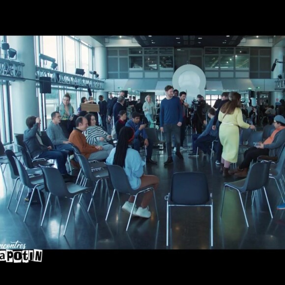Dans cette dernière, des apprentis journalistes porteurs du trouble du spectre de l'autisme (TSA) interrogent une célébrité chaque mois.