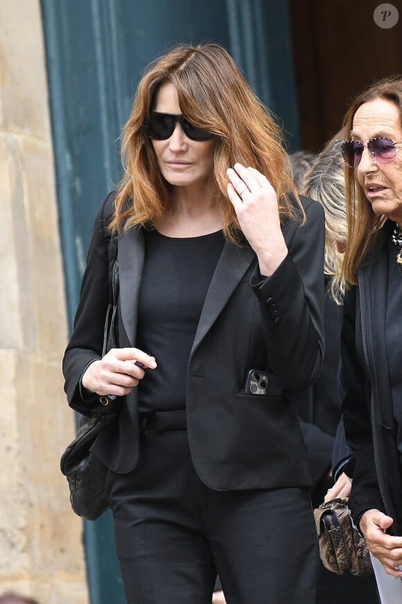 Carla Bruni - Sortie des obsèques de Jean-Yves Le Fur en l'église Saint-Roch à Paris, le 6 avril 2024. 