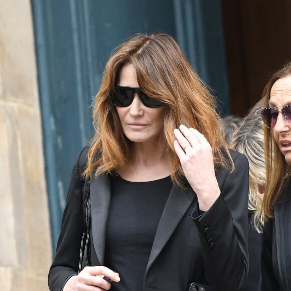 Carla Bruni - Sortie des obsèques de Jean-Yves Le Fur en l'église Saint-Roch à Paris, le 6 avril 2024. 