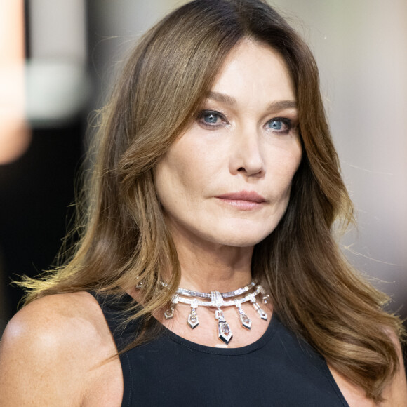 Sur les images, on découvre la petite fille caresser et câliner tendrement leur chien, qui semble être un cavalier King Charles, et lui gratter le ventre avec beaucoup de douceur
Carla Bruni - Défilé Messika Haute Joaillerie 2023 au Pavillon Cambon à Paris