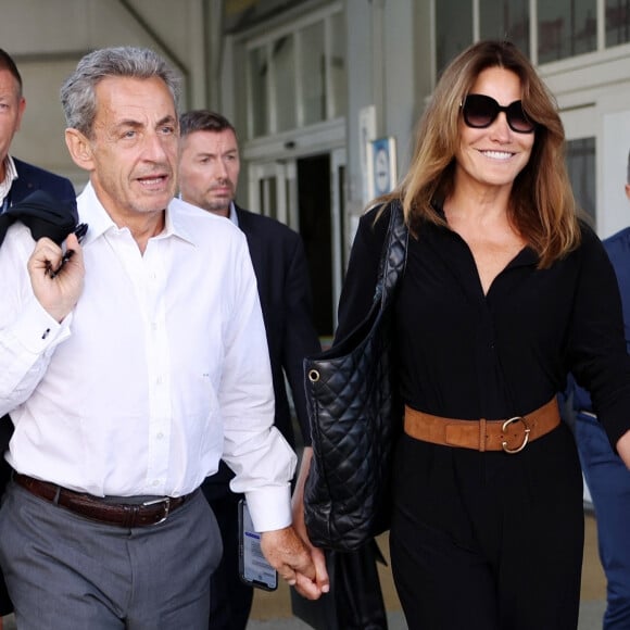 L'occasion de voir que la fillette de 13 ans est déjà très coquette puisqu'elle porte une belle manucure blanche. "Le câlin du dimanche" peut-on lire en légende.
L'ancien président français Nicolas Sarkozy et sa femme Carla Bruni-Sarkozy arrivent à l'aéroport de Venise-Marco Polo et prennent un bateau-taxi lors du 80ème festival international du film de Venise, La Mostra, à Venise, Italie, le 2 septembre 2023. 