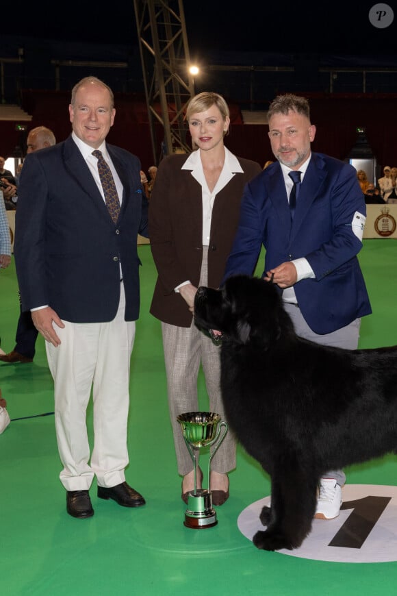 Le couple a d'ailleurs pris la pause aux côtés de nombreux participants !
Le prince Albert II de Monaco et la princesse Charlène de Monaco lors de la remise des prix de l'Exposition Canine Internationale 2024, organisée par la Société Canine de Monaco et le Monaco Kennel Club, dans le quartier de Fonvieille. Monaco, le 4 mai 2024. © Olivier Huitel/Pool Monaco/Bestimage 