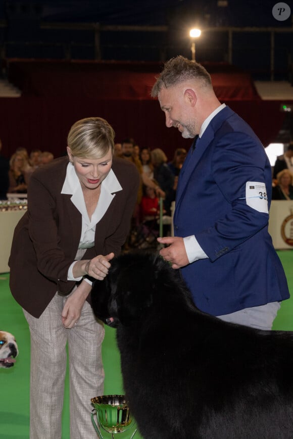 L'occasion pour le couple d'offrir de tendres caresses aux adorables chiens présents à l'événement.
Le prince Albert II de Monaco et la princesse Charlène de Monaco lors de la remise des prix de l'Exposition Canine Internationale 2024, organisée par la Société Canine de Monaco et le Monaco Kennel Club, dans le quartier de Fonvieille. Monaco, le 4 mai 2024. © Olivier Huitel/Pool Monaco/Bestimage 