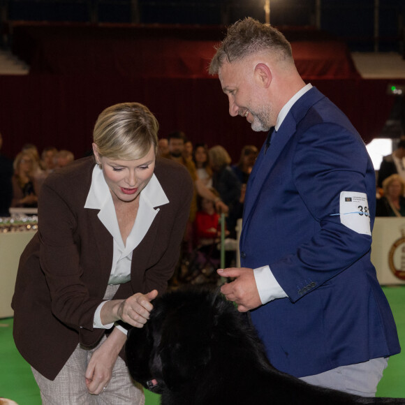 L'occasion pour le couple d'offrir de tendres caresses aux adorables chiens présents à l'événement.
Le prince Albert II de Monaco et la princesse Charlène de Monaco lors de la remise des prix de l'Exposition Canine Internationale 2024, organisée par la Société Canine de Monaco et le Monaco Kennel Club, dans le quartier de Fonvieille. Monaco, le 4 mai 2024. © Olivier Huitel/Pool Monaco/Bestimage 