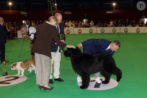 Devant le jury et les spectateurs, d'innombrables canins ont fièrement défilé... De quoi faire craquer les parents de Gabriella et Jacques.
Le prince Albert II de Monaco et la princesse Charlène de Monaco lors de la remise des prix de l'Exposition Canine Internationale 2024, organisée par la Société Canine de Monaco et le Monaco Kennel Club, dans le quartier de Fonvieille. Monaco, le 4 mai 2024. © Olivier Huitel/Pool Monaco/Bestimage 