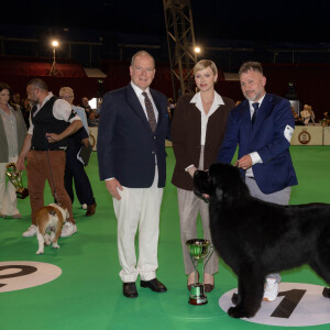 La Société Canine de Monaco et le Monaco Kennel Club ont organisé l'Exposition Canine Internationale 2024, dans le quartier de Fonvieille sur le Rocher.
Le prince Albert II de Monaco et la princesse Charlène de Monaco lors de la remise des prix de l'Exposition Canine Internationale 2024, organisée par la Société Canine de Monaco et le Monaco Kennel Club, dans le quartier de Fonvieille. Monaco, le 4 mai 2024. © Olivier Huitel/Pool Monaco/Bestimage 