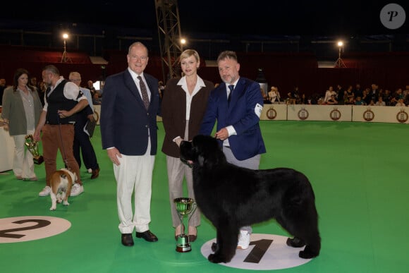 La Société Canine de Monaco et le Monaco Kennel Club ont organisé l'Exposition Canine Internationale 2024, dans le quartier de Fonvieille sur le Rocher.
Le prince Albert II de Monaco et la princesse Charlène de Monaco lors de la remise des prix de l'Exposition Canine Internationale 2024, organisée par la Société Canine de Monaco et le Monaco Kennel Club, dans le quartier de Fonvieille. Monaco, le 4 mai 2024. © Olivier Huitel/Pool Monaco/Bestimage 