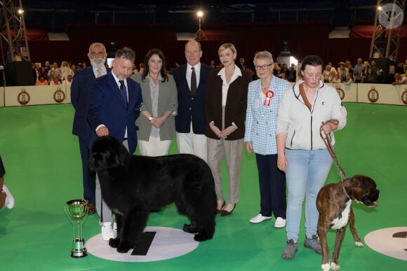 Etant de la partie, le prince Albert II de Monaco accompagné de son épouse, la princesse Charlotte, a assisté à la remise des prix.
Le prince Albert II de Monaco et la princesse Charlène de Monaco, Mélanie-Antoinette de Massy, lors de la remise des prix de l'Exposition Canine Internationale 2024, organisée par la Société Canine de Monaco et le Monaco Kennel Club, dans le quartier de Fonvieille. Monaco, le 4 mai 2024. © Olivier Huitel/Pool Monaco/Bestimage 