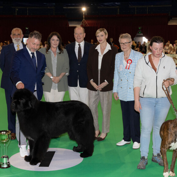 Etant de la partie, le prince Albert II de Monaco accompagné de son épouse, la princesse Charlotte, a assisté à la remise des prix.
Le prince Albert II de Monaco et la princesse Charlène de Monaco, Mélanie-Antoinette de Massy, lors de la remise des prix de l'Exposition Canine Internationale 2024, organisée par la Société Canine de Monaco et le Monaco Kennel Club, dans le quartier de Fonvieille. Monaco, le 4 mai 2024. © Olivier Huitel/Pool Monaco/Bestimage 