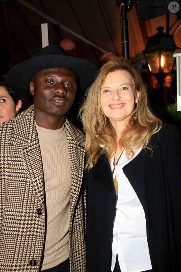 Céphaz et Valérie Trierweiler lors de la soirée des 140 ans de légende des Deux Magots et vernissage de l'exposition "140 ans d'esprits créatifs à Saint-Germain-des-Prés" à Paris le 29 avril 2024. © Philippe Baldini / Bestimage