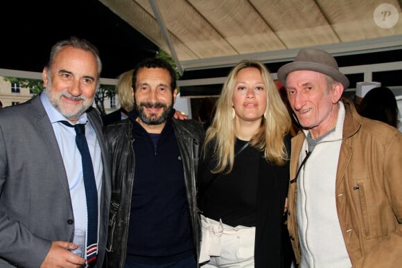 Zinedine Soualem et sa compagne Caroline Faindt avec Antoine Duléry et Jean-François Dérec lors de la soirée des 140 ans de légende des Deux Magots et vernissage de l'exposition "140 ans d'esprits créatifs à Saint-Germain-des-Prés" à Paris le 29 avril 2024. © Philippe Baldini / Bestimage